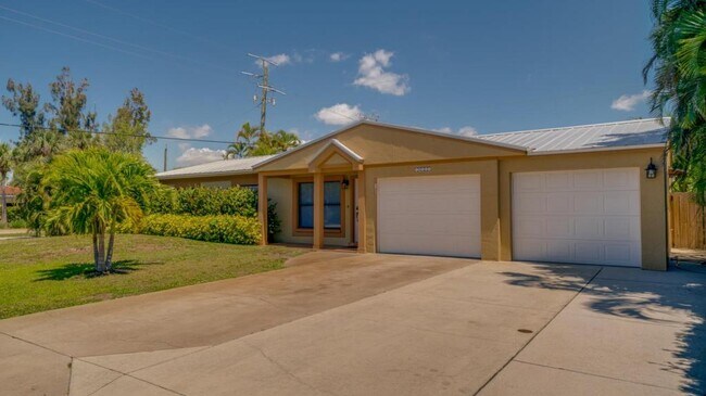 Building Photo - 16011 Carver Gardens Dr