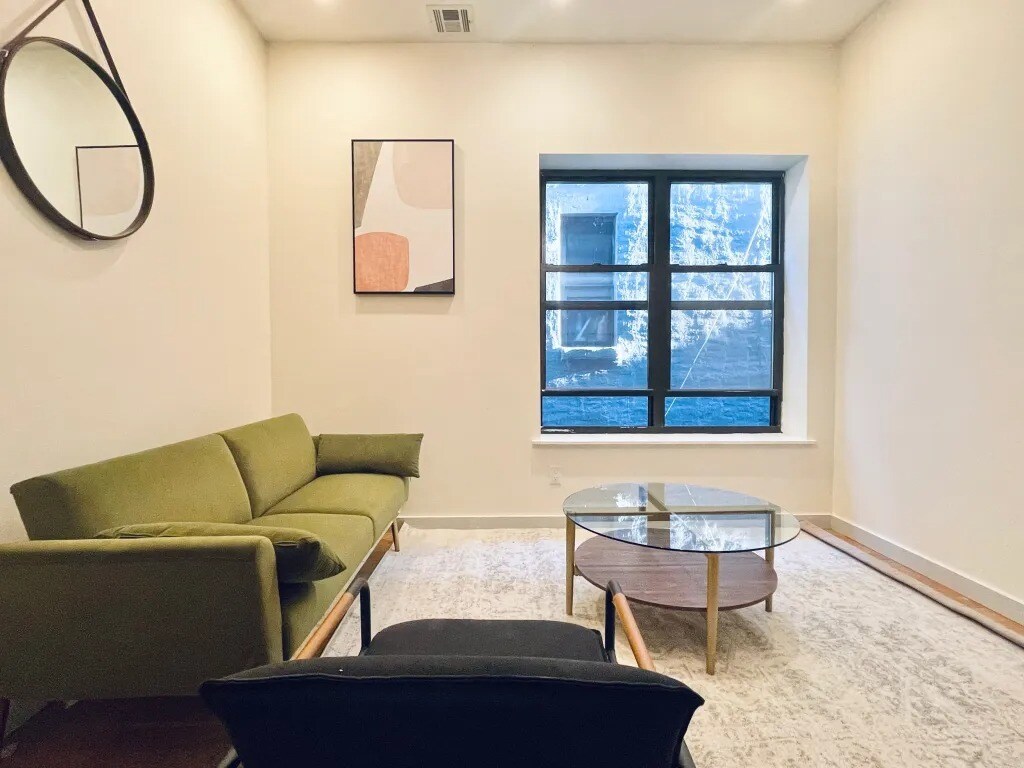 Foto del edificio - Furnished room/NOT APARTMENT