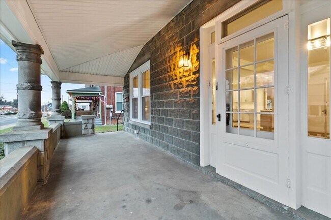 Foto del edificio - 584 W Main St