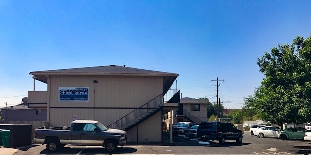 8 unit building - 690 Field St