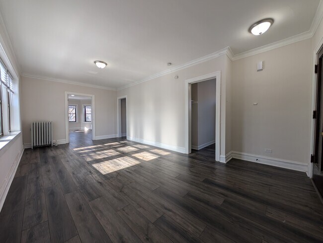 Foto del edificio - 5817 W Berteau Ave