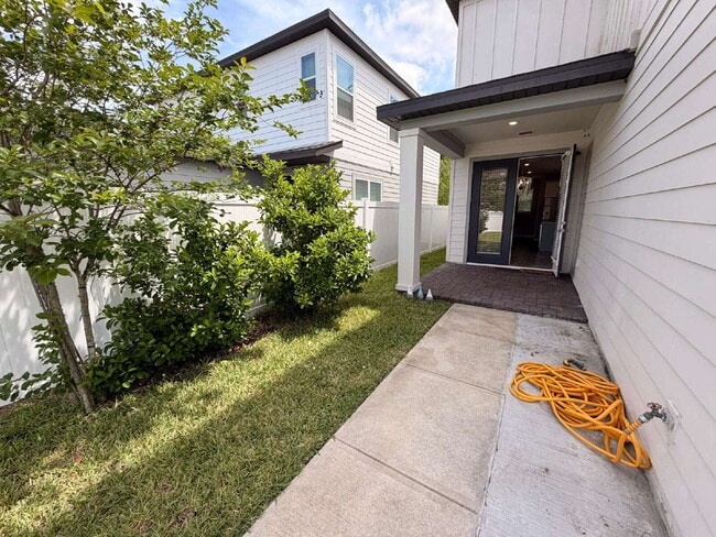 Building Photo - "Spacious 3-Bedroom Retreat in Winter Garden - 5520 Sq Ft of Comfort!"