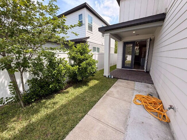 Foto del edificio - "Spacious 3-Bedroom Retreat in Winter Garden - 5520 Sq Ft of Comfort!"