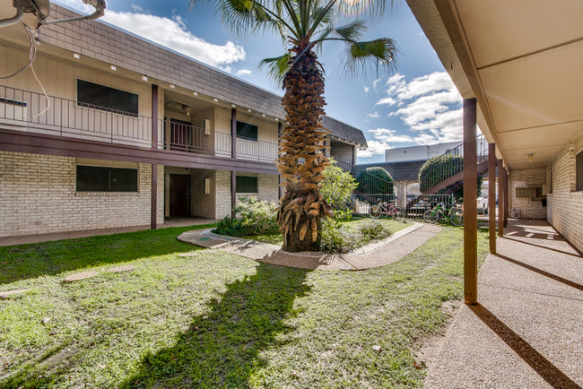 Building Photo - Villa Arcos - 108