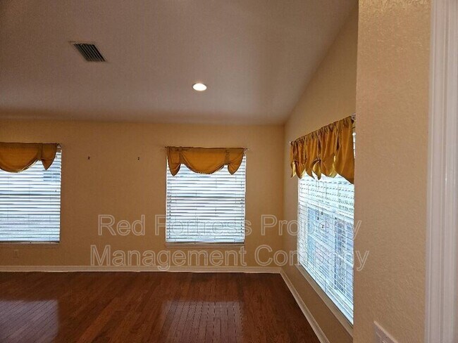 Foto del edificio - 1556 Scarlett Ave