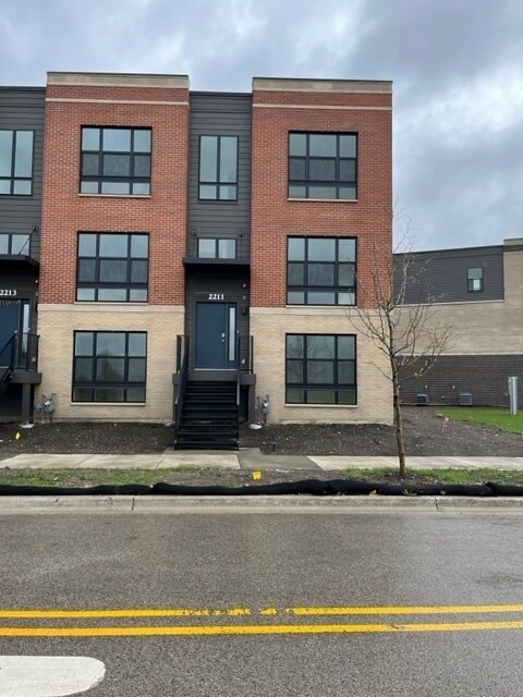 Primary Photo - 2211 Parkside Dr