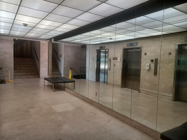 Foto del edificio - 300 Bayview Dr