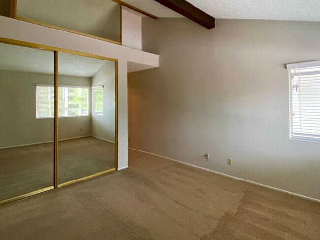 Foto del edificio - Spacious and Updated 2 Bedroom, 2 Bathroom...