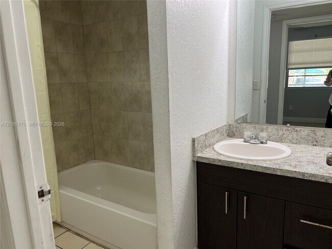 Building Photo - 1237 SW 46th Ave
