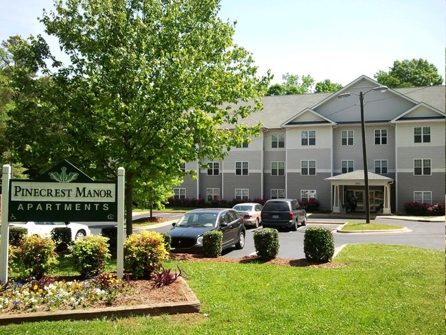 Foto principal - Pinecrest Manor Apartments