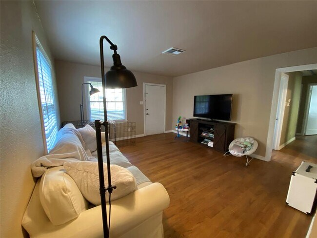 Foto del edificio - 5401 Jessamine St