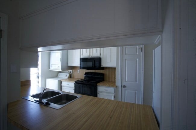 Building Photo - 2255 Donna Dr