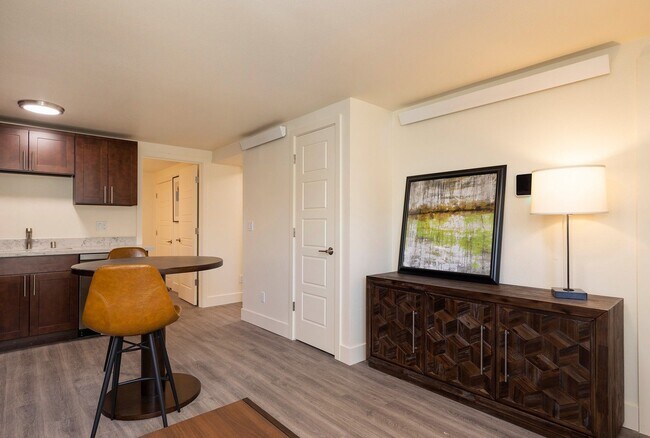 Foto del edificio - Ballard Gem! Updated Apartment w/ Parking, Bright Interiors & Steps to Dining + Parks