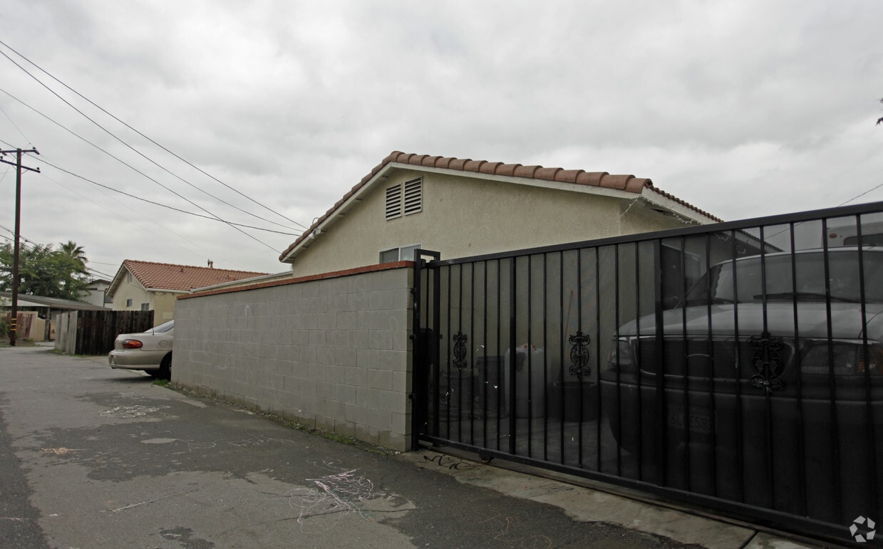Building Photo - 1359 N Parkside Dr