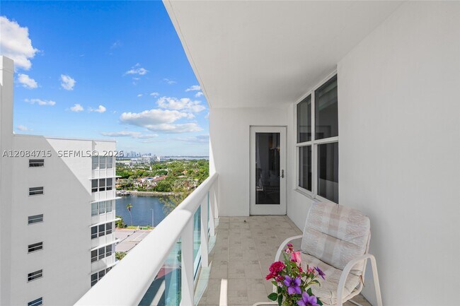 Building Photo - 5001 Collins Ave