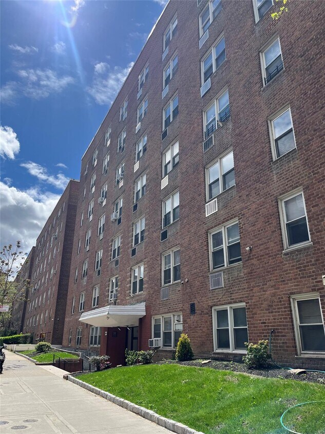 Foto principal - 140-65 Beech Ave