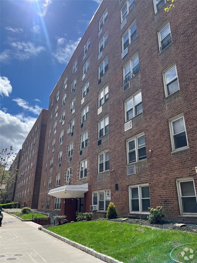 Building Photo - 140-65 Beech Ave