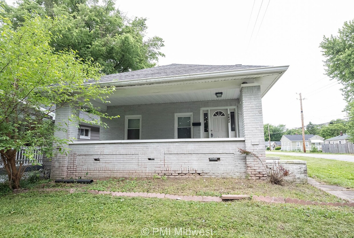 Primary Photo - "Charming 2-Bedroom Home with Gleaming Har...