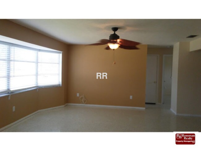 Building Photo - Immaculate  3/2  home with fenced yard