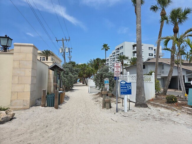 Foto del edificio - Steps to One of the Finest Beaches – Spaci...
