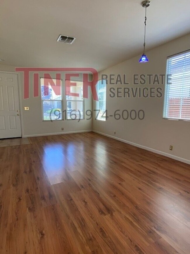 Foto del edificio - Charming Single Story 4 Bedroom Elk Grove ...