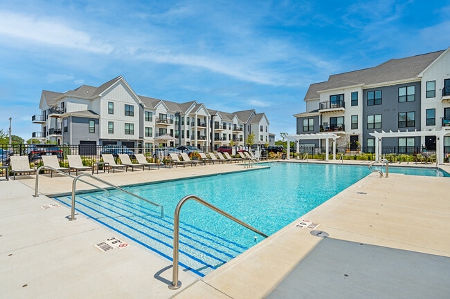 Seasons at Hoffman Estates Resort Style Pool - Seasons at Hoffman Estates