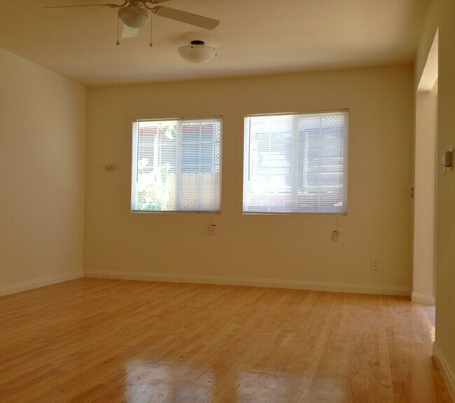 Building Photo - 3339 Sherbourne Dr