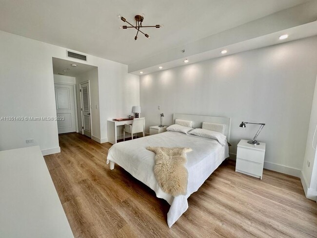Building Photo - 801 Brickell Key Blvd