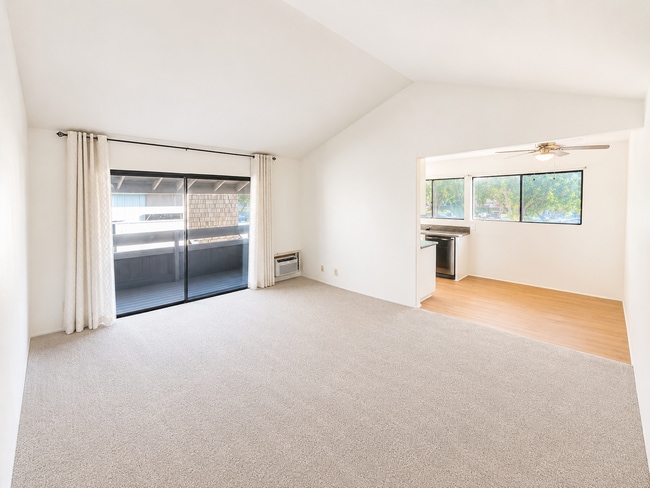 Building Photo - 160 Streamwood