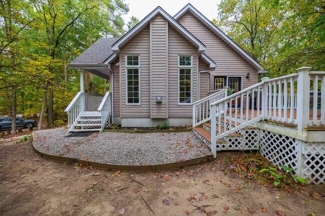 Building Photo - Executive Cottage Home for Rent in Grand Bend – Luxury Living * Fully FURNISHED
