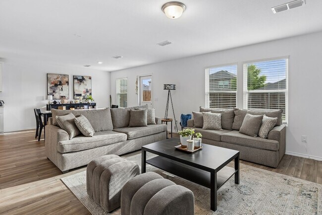 Foto del edificio - 832 Lake Fletcher Rd