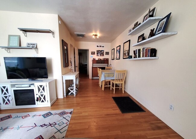 Foto del edificio - Super Cute, Fully Furnished! All Utilities Included (with WiFi)