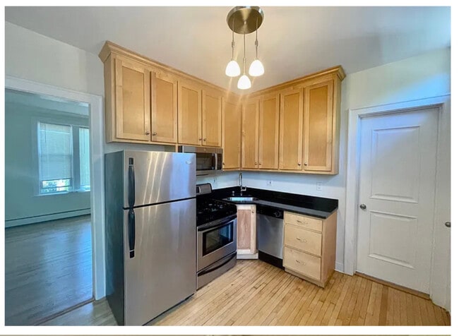 Building Photo - 7025 N Damen Ave