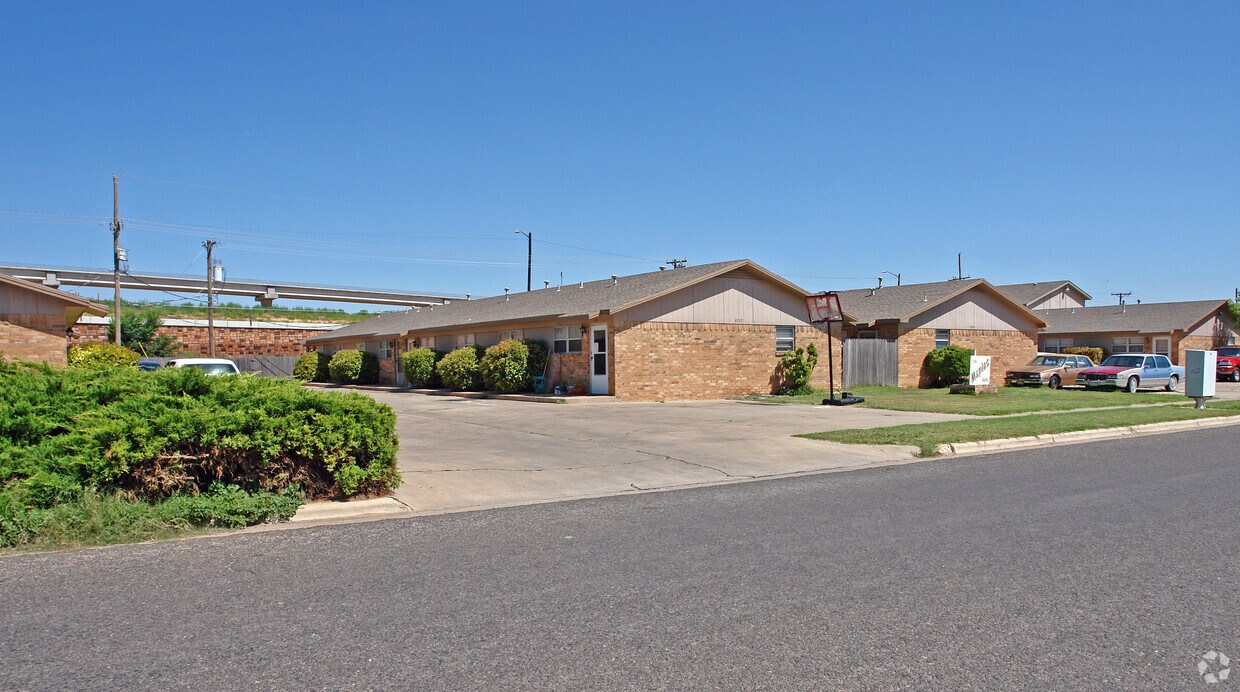 Primary Photo - Maples Apts.