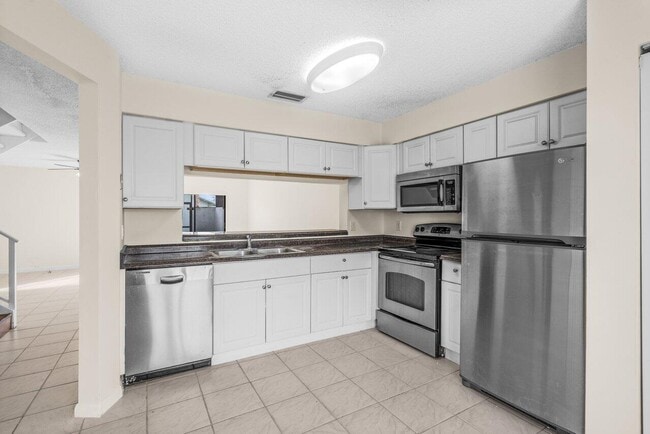 Building Photo - 9112 SW 21st Ct