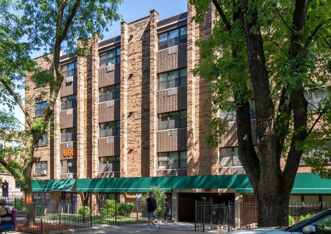 Building Photo - 665 W Wrightwood