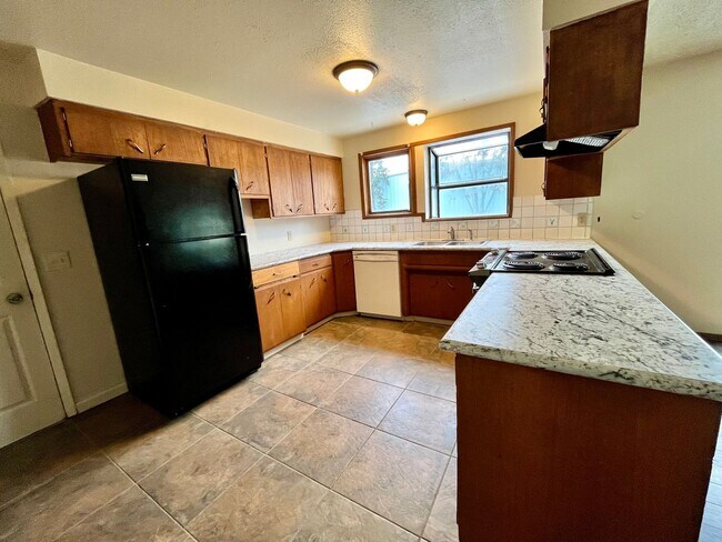 Building Photo - Inviting 4 Bed, 2.5 Bath Home w/ a Shop & ...