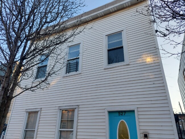 Building Photo - 527 43rd St
