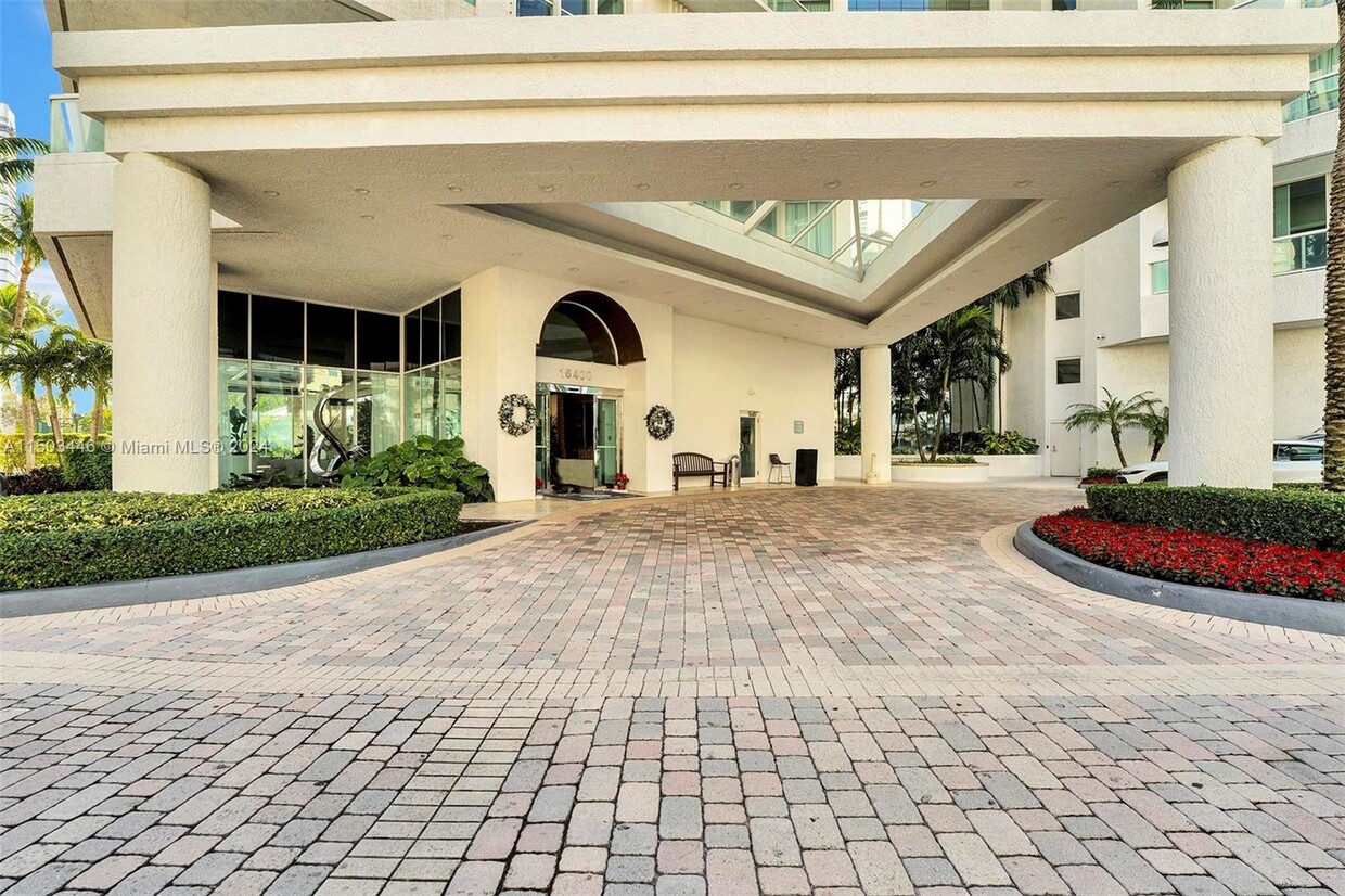 Foto principal - 16400 Collins Ave