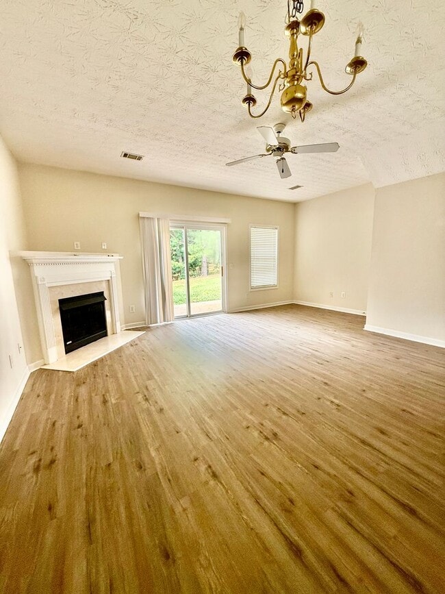 Building Photo - 2 bed/2.5 bath townhome near downtown Daws...