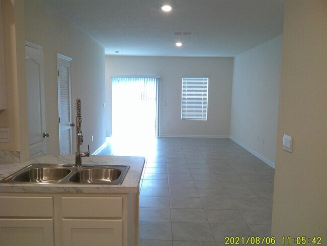 Building Photo - Newer Construction Town Home in the NEW co...