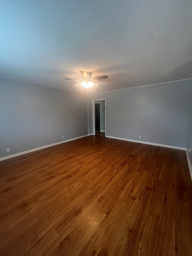 Building Photo - 100 Hilltop Dr