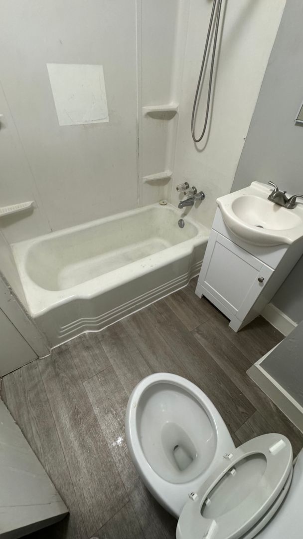 Building Photo - Cozy 2/1 For Rent! Ask About Our Move In S...
