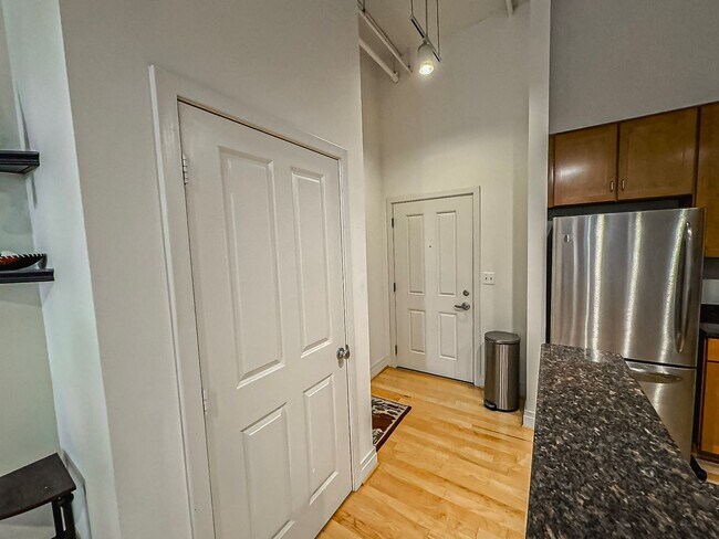 Foto del edificio - Luxurious 1 Bed 1 Bath Condo In Desired Courthouse Community - Water Included in Rent!