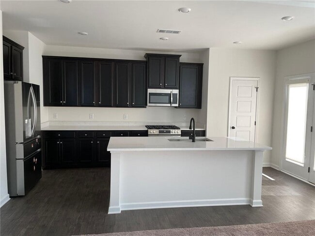 Building Photo - 31 Pineview Dr
