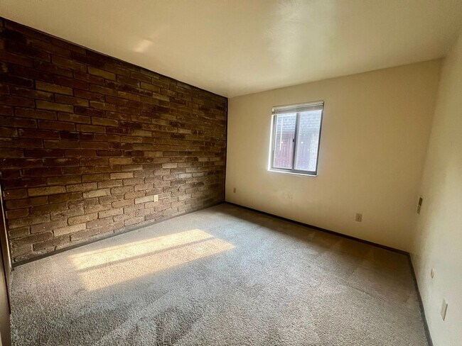 Foto del edificio - Charming One Bedroom Apartment! Lots of Na...