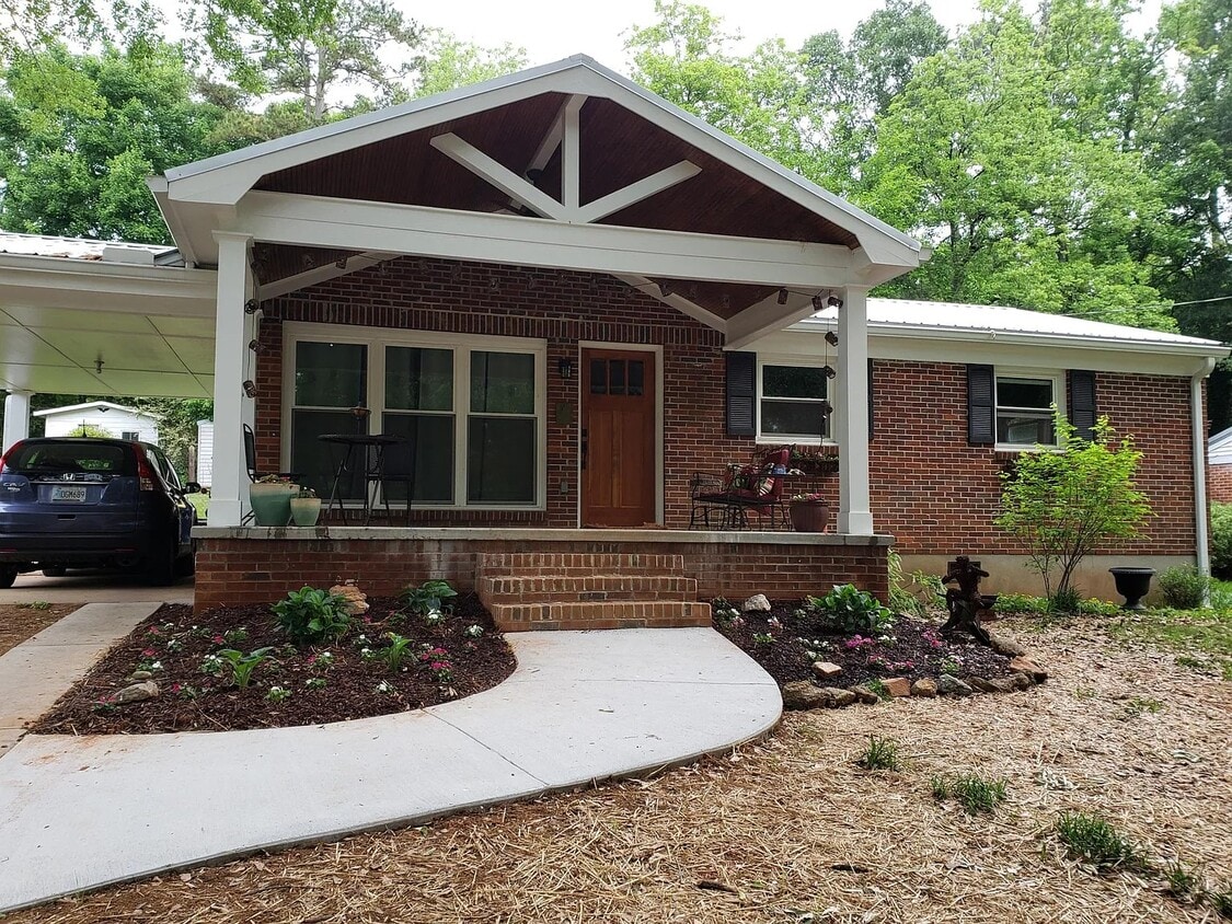 Renovación en 2019: se agregó porche, techo abovedado, cocina renovada, techo reemplazado, ventanas reemplazadas - 230 Pine Needle Rd