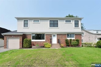 Building Photo - 610-10 River Dr