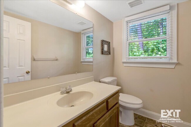 Foto del edificio - 3 Bedroom/1.5 Bath Duplex Convenient to To...