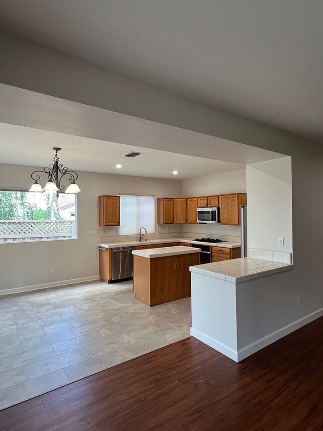 Building Photo - SPACIOUS 2 BEDROOM IN 55+ COMMUNITY!!